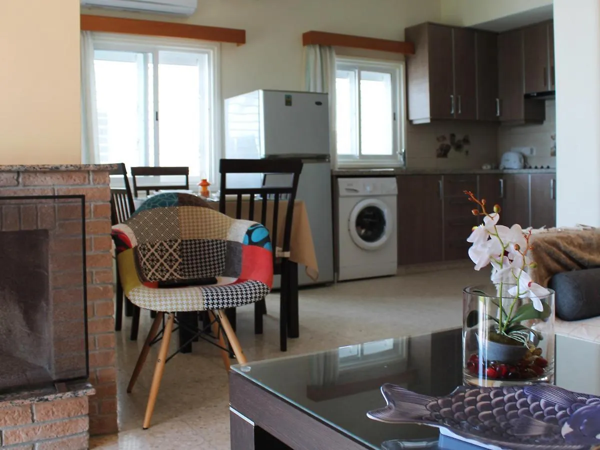 Vakantiehuis Panorama Beach House, 5 Meters To The Sea Perivolia